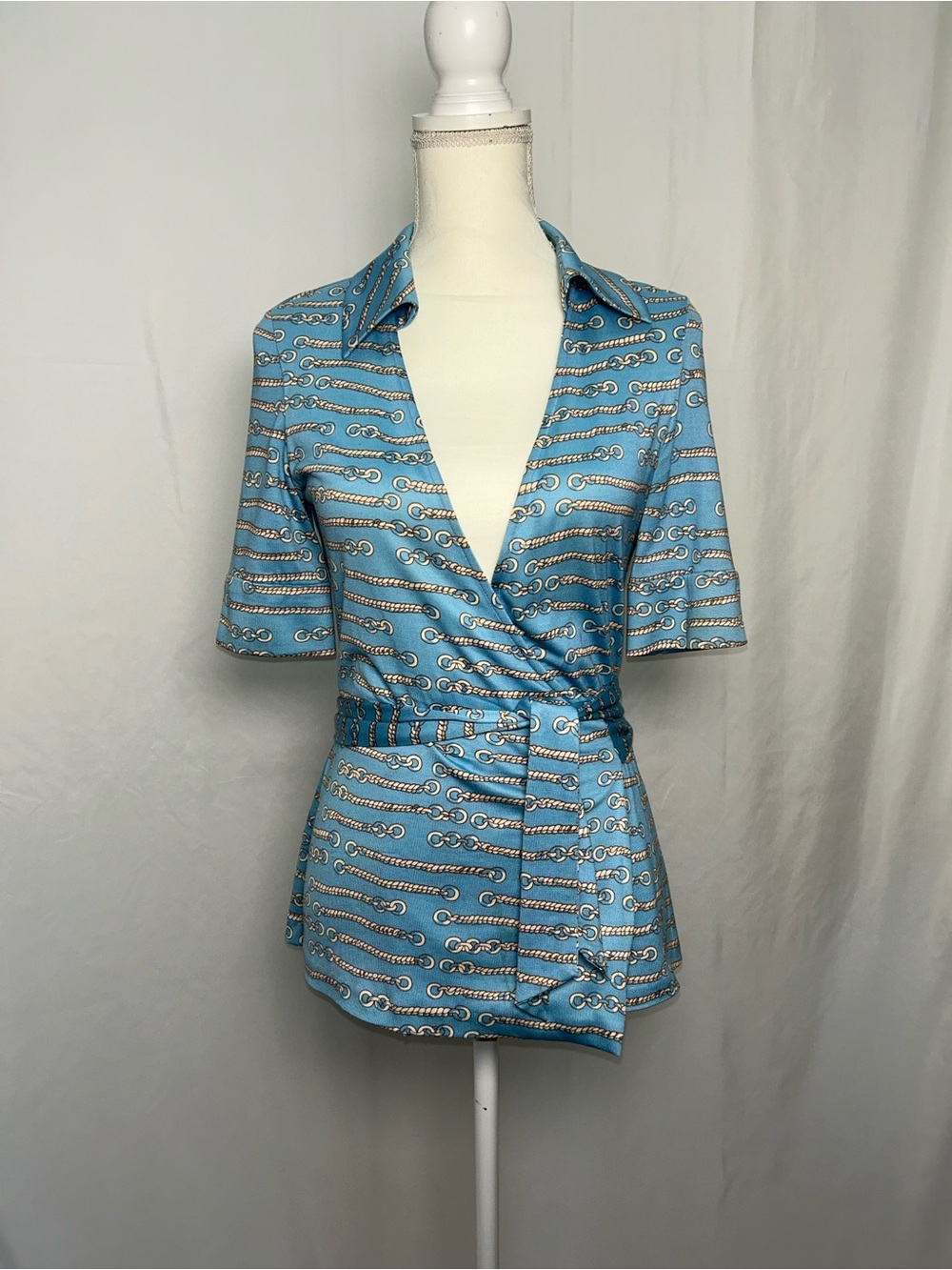 Diane Von Furstenberg Vintage Wrap Blouse  
Sz 8 100% Silk Famous Chain Pattern